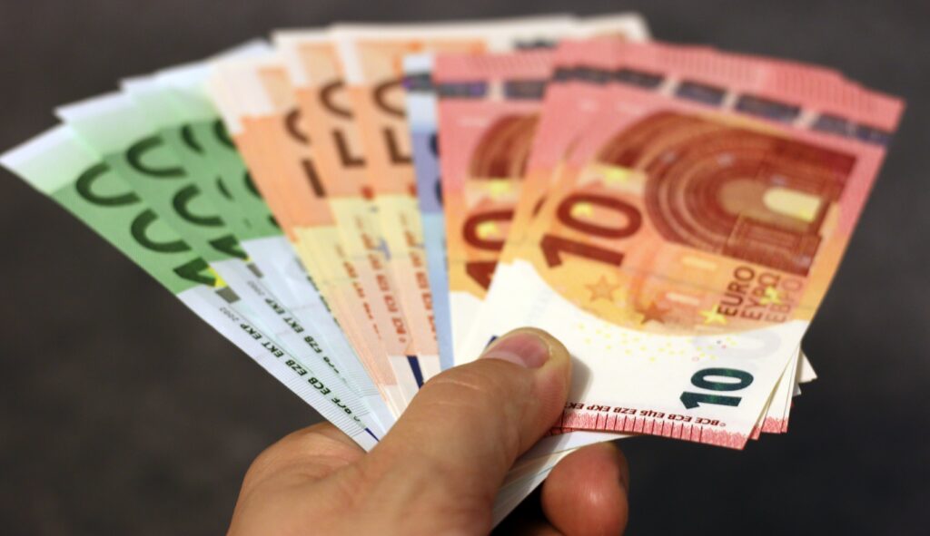 Euro-Geldscheine in Hand